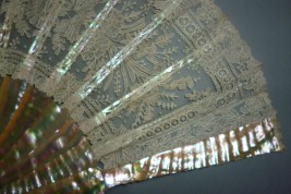 Dentelle et nacre, éventail vers 1860-80