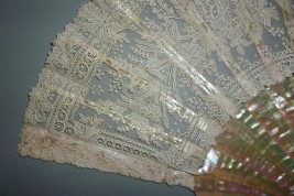 Dentelle et nacre, éventail vers 1860-80