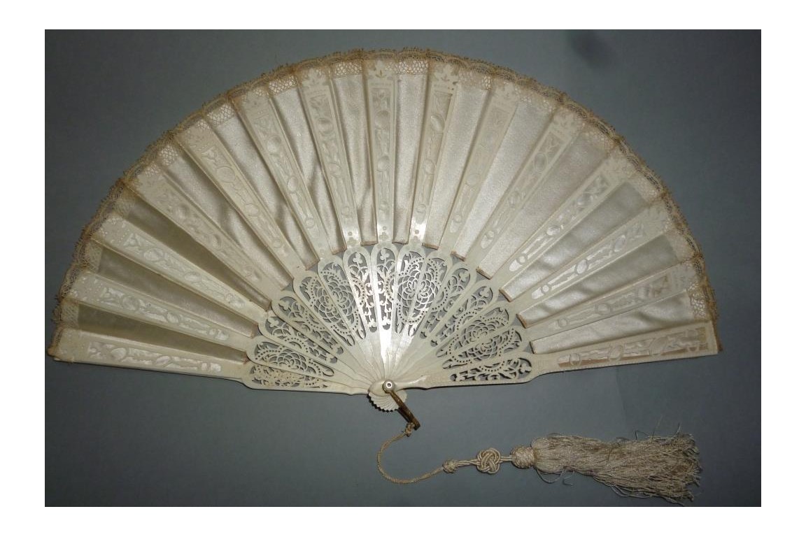 White sultane, fan circa 1900