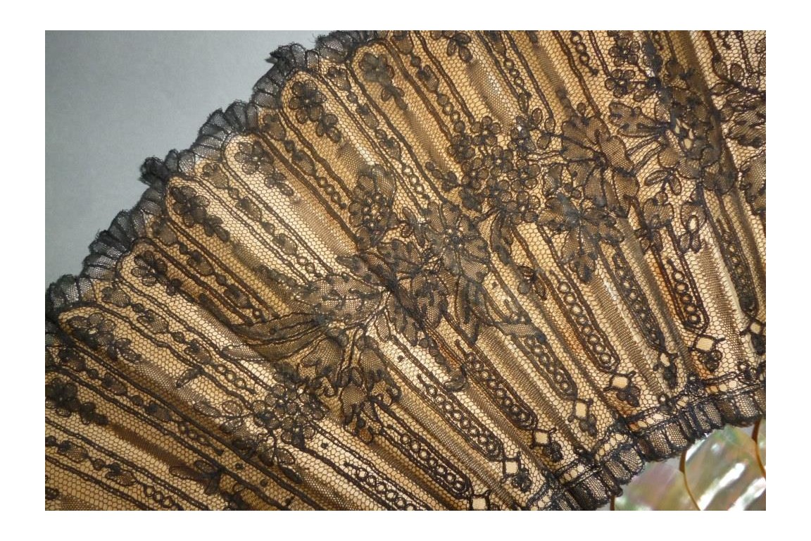 Flowered lace, 19th century fan