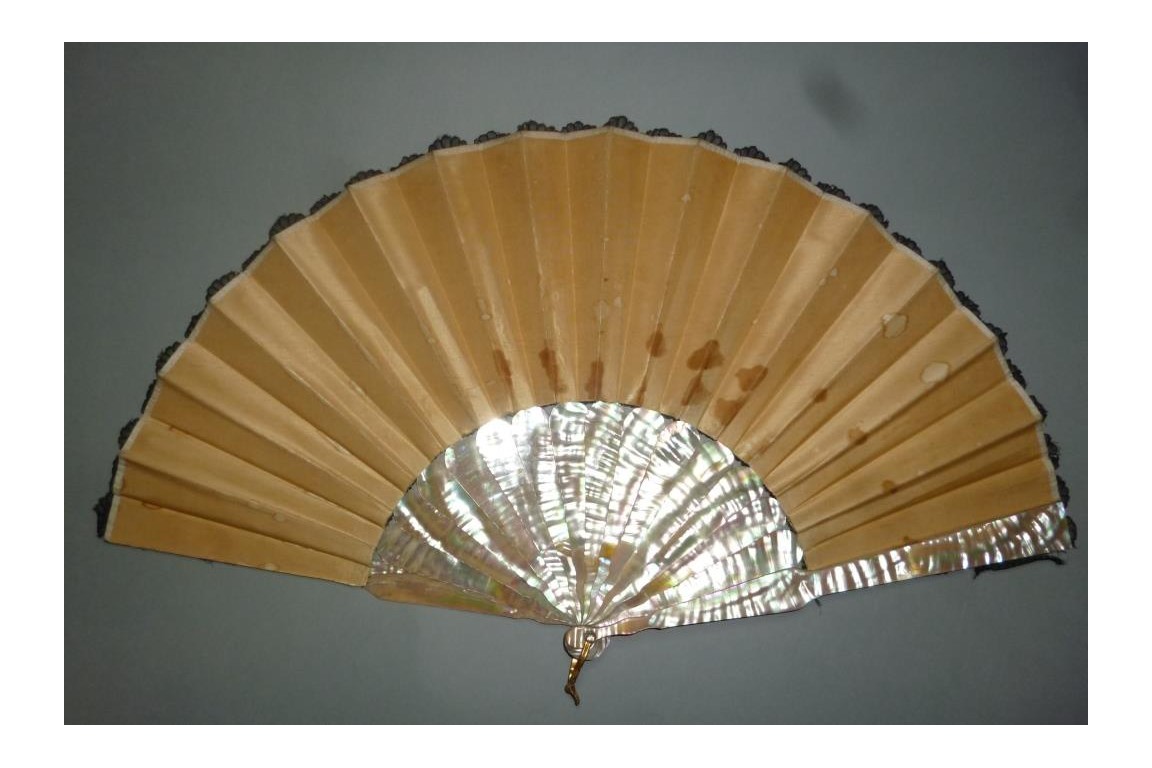 Flowered lace, 19th century fan