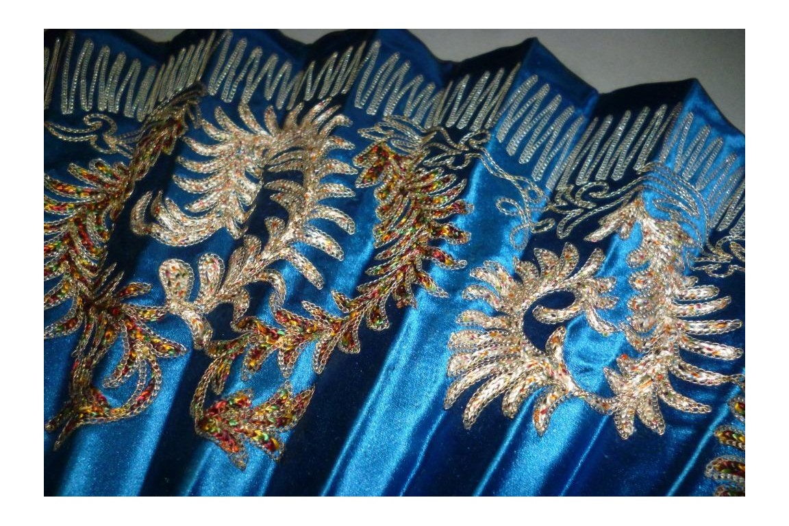 Broderies persanes, éventail de mode vers 1865