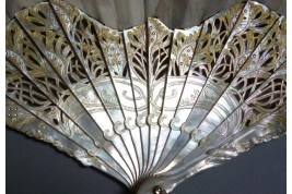 Paon blanc, éventail de Thomasse pour Duvelleroy, période Art Nouveau