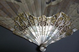 Paon blanc, éventail de Thomasse pour Duvelleroy, période Art Nouveau