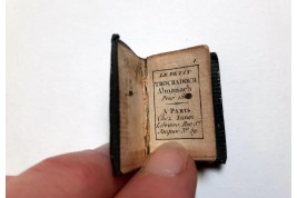 Le Petit Troubadour Almanach, livre minuscule