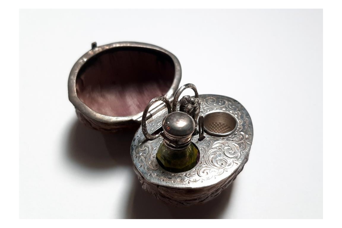 Nut, small sewing et perfum kit, 19th - 20th century