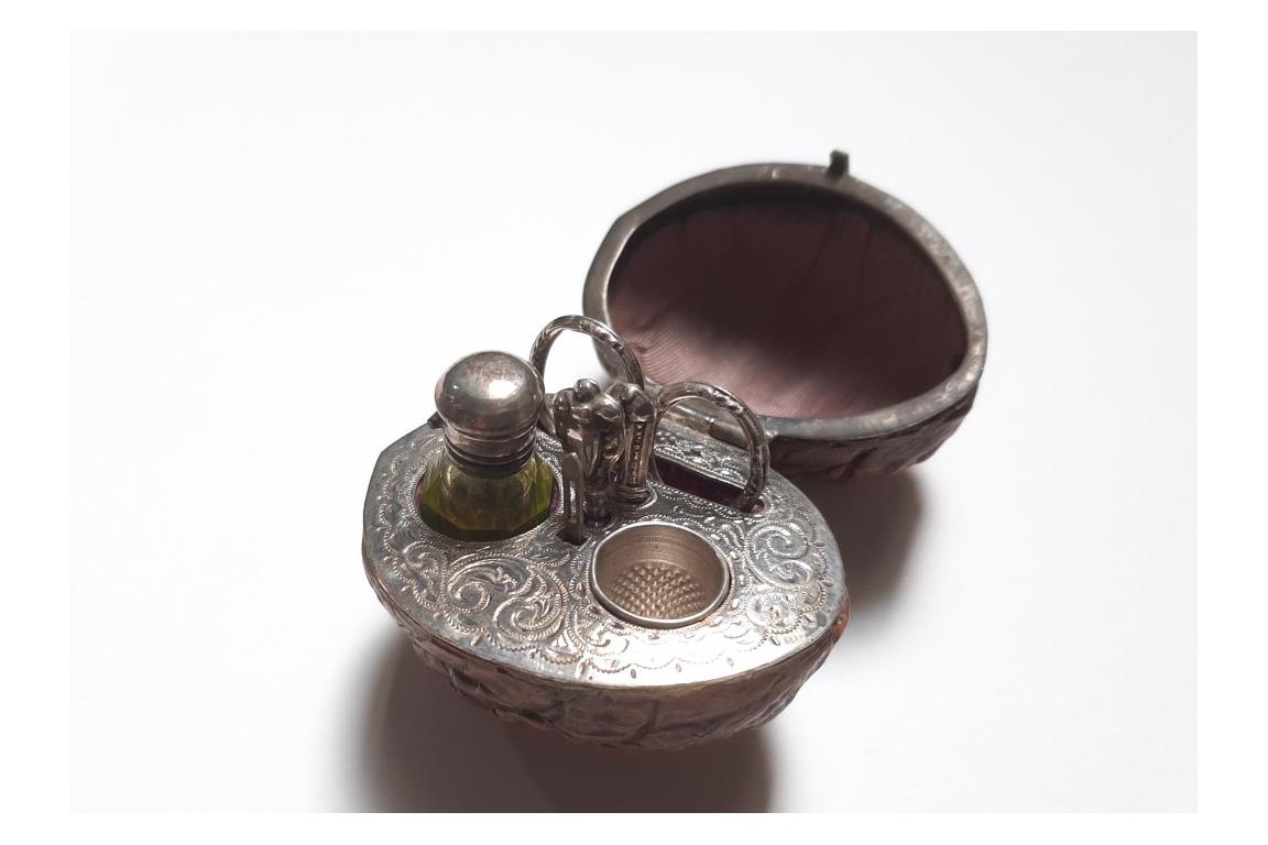 Nut, small sewing et perfum kit, 19th - 20th century