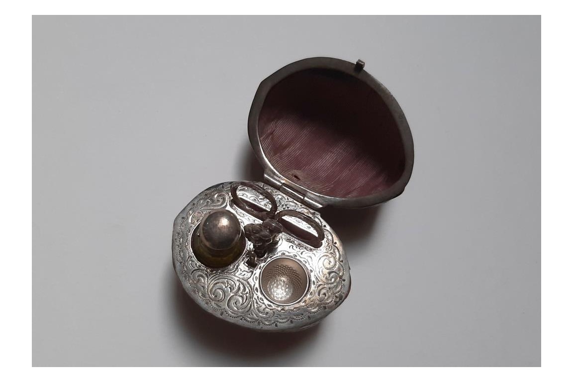 Nut, small sewing et perfum kit, 19th - 20th century