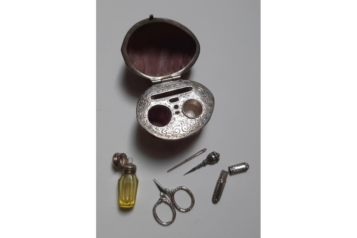 Nut, small sewing et perfum kit, 19th - 20th century