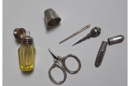 Nut, small sewing et perfum kit, 19th - 20th century