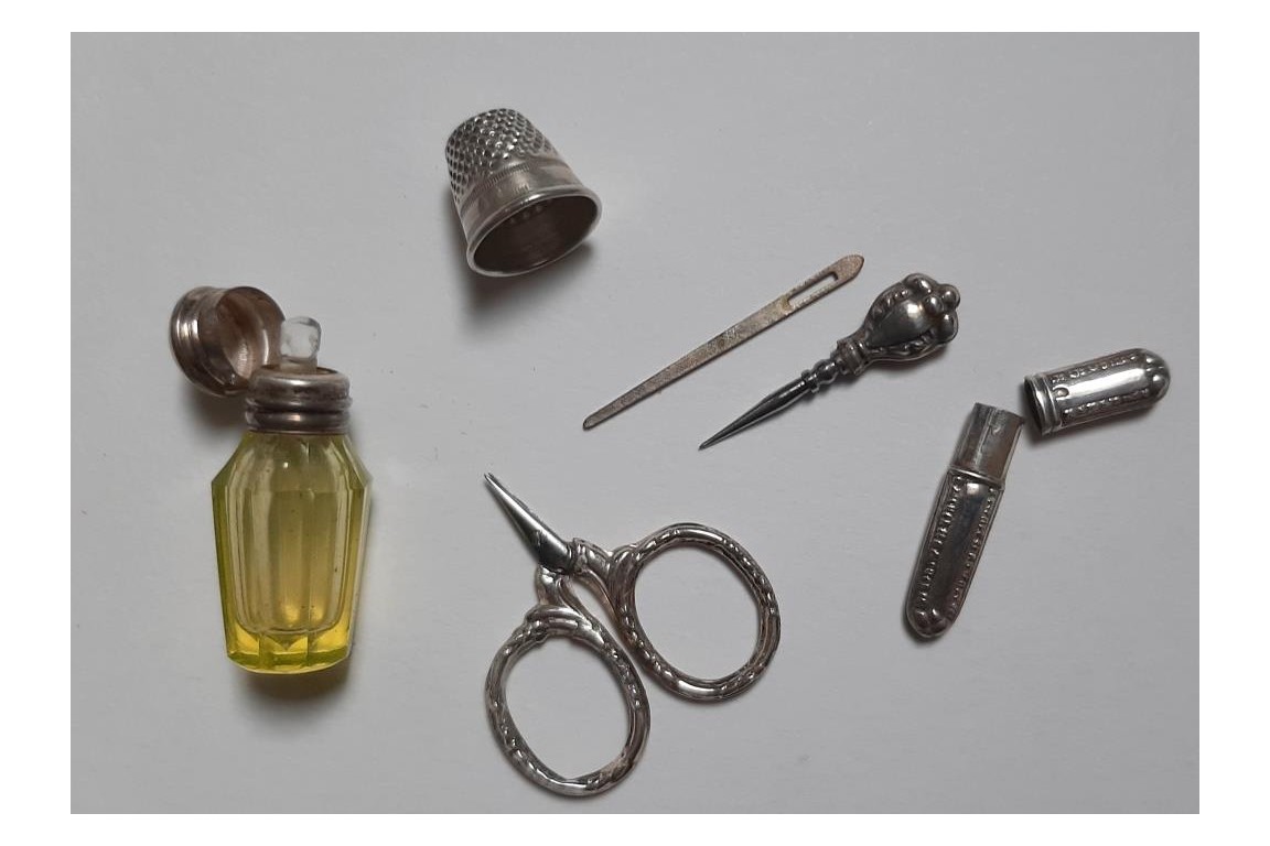 Nut, small sewing et perfum kit, 19th - 20th century