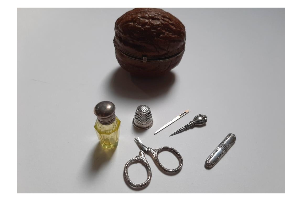 Nut, small sewing et perfum kit, 19th - 20th century