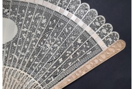 Mille fleurs de la Compagnie des Indes, éventail chinois vers 1790