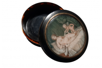 Cupid stripping Venus, snuffbox late 18th-early 19th century