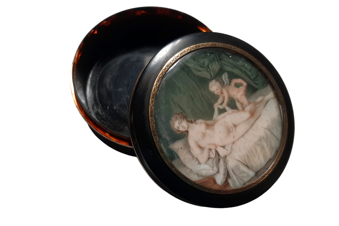 Cupid stripping Venus, snuffbox late 18th-early 19th century