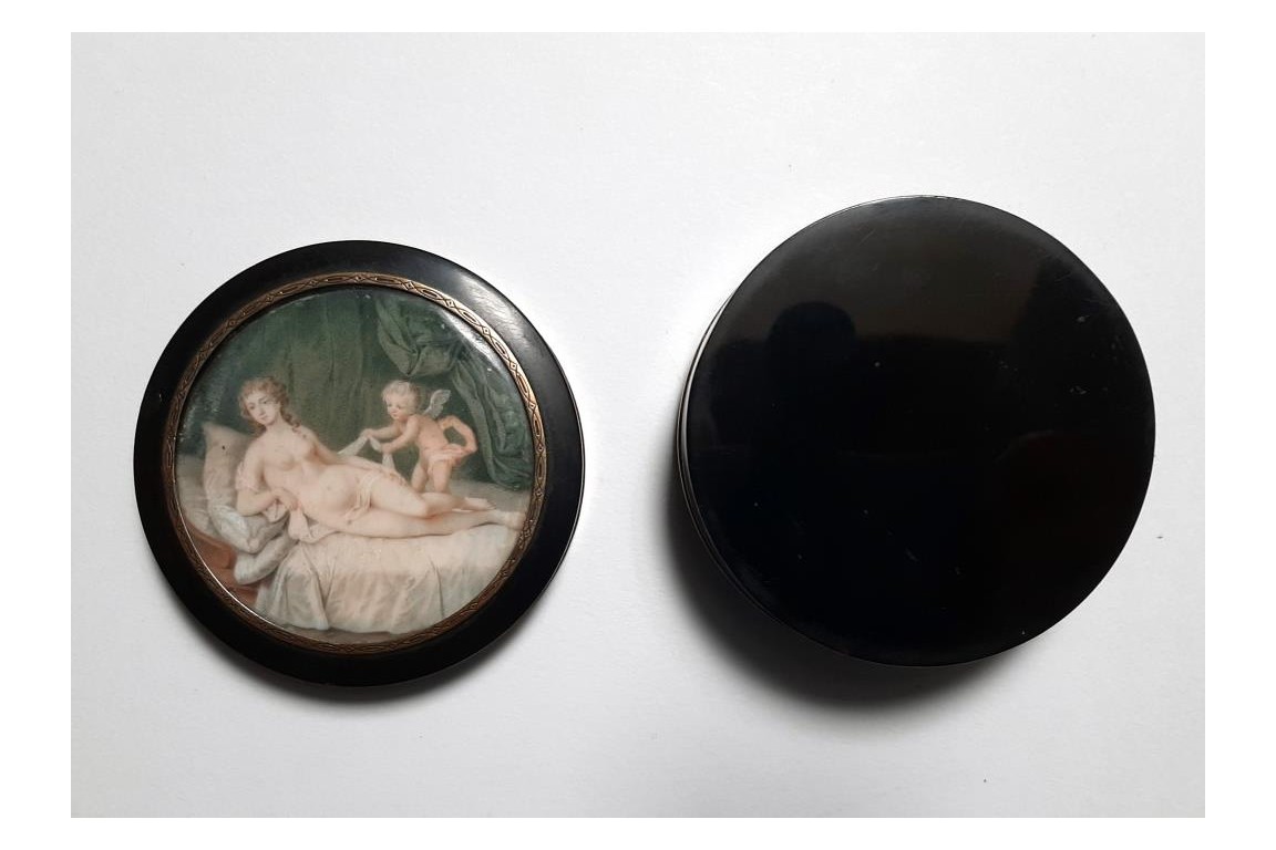 Cupid stripping Venus, snuffbox late 18th-early 19th century