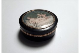 Cupid stripping Venus, snuffbox late 18th-early 19th century