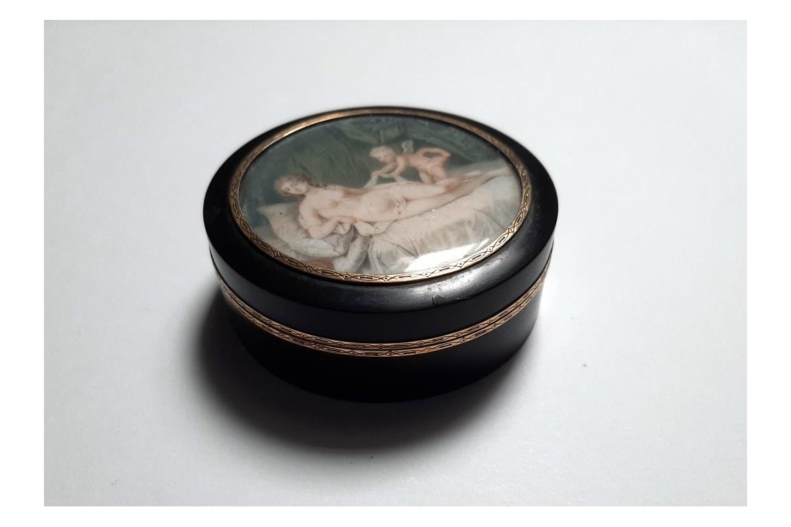 Cupid stripping Venus, snuffbox late 18th-early 19th century