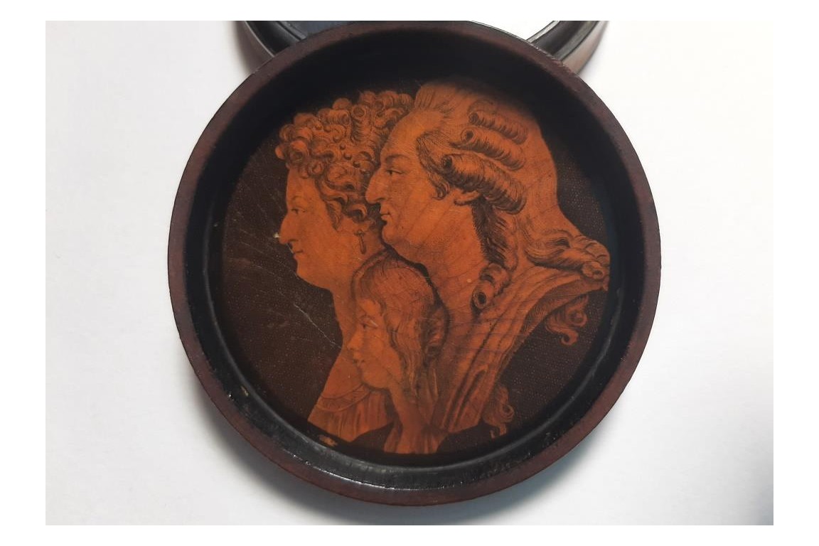 The royal family at the Temple prison, early 19th century snuffbox