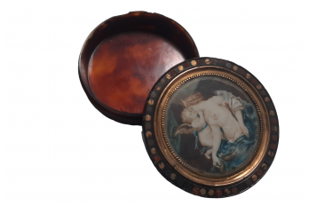 Venus and Cupid, 19th century snuffbox