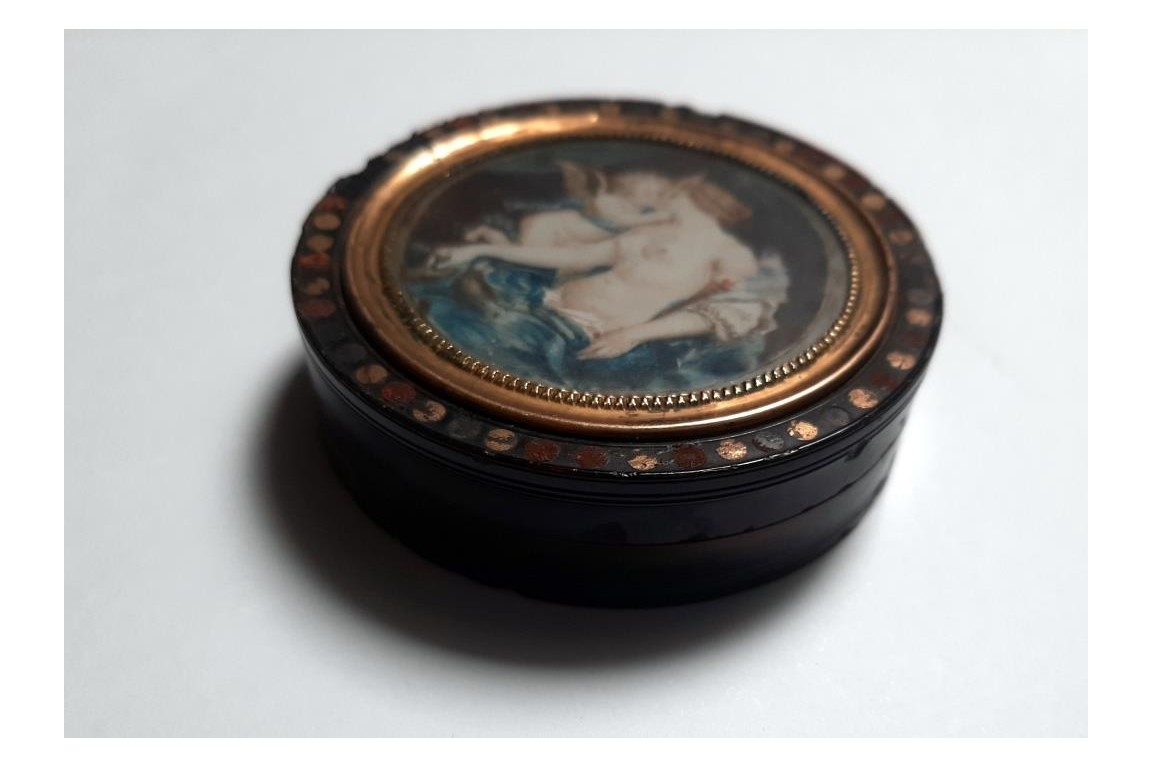 Venus and Cupid, 19th century snuffbox