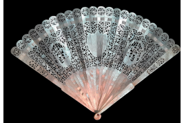 Chinese pearl, fan circa 1790-1800