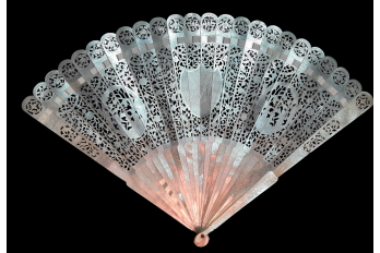 Chinese pearl, fan circa 1790-1800