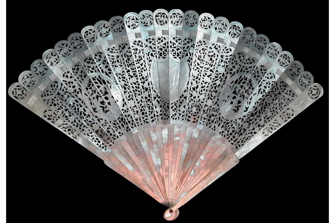 Chinese pearl, fan circa 1790-1800