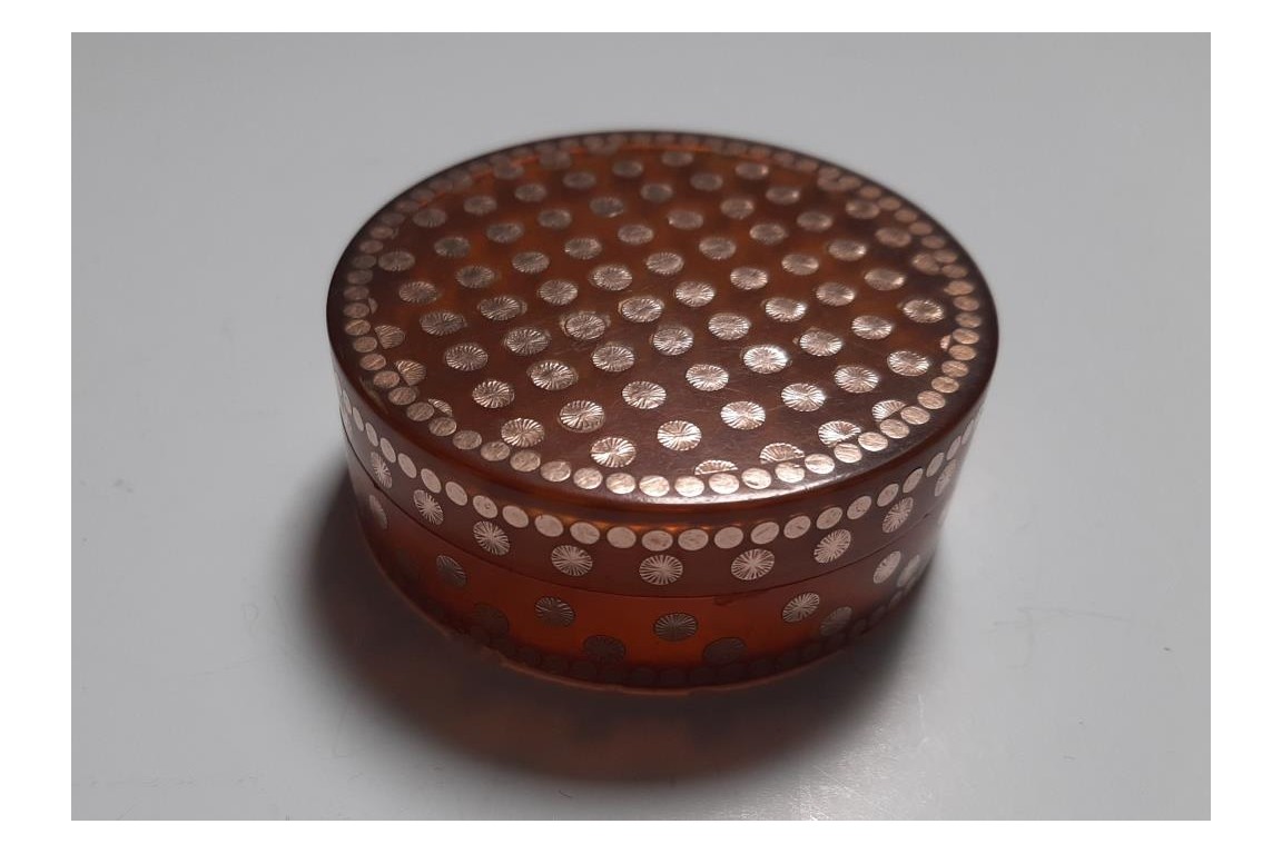 Gold dots and blond tortoiseshell. 19th century snuffbox