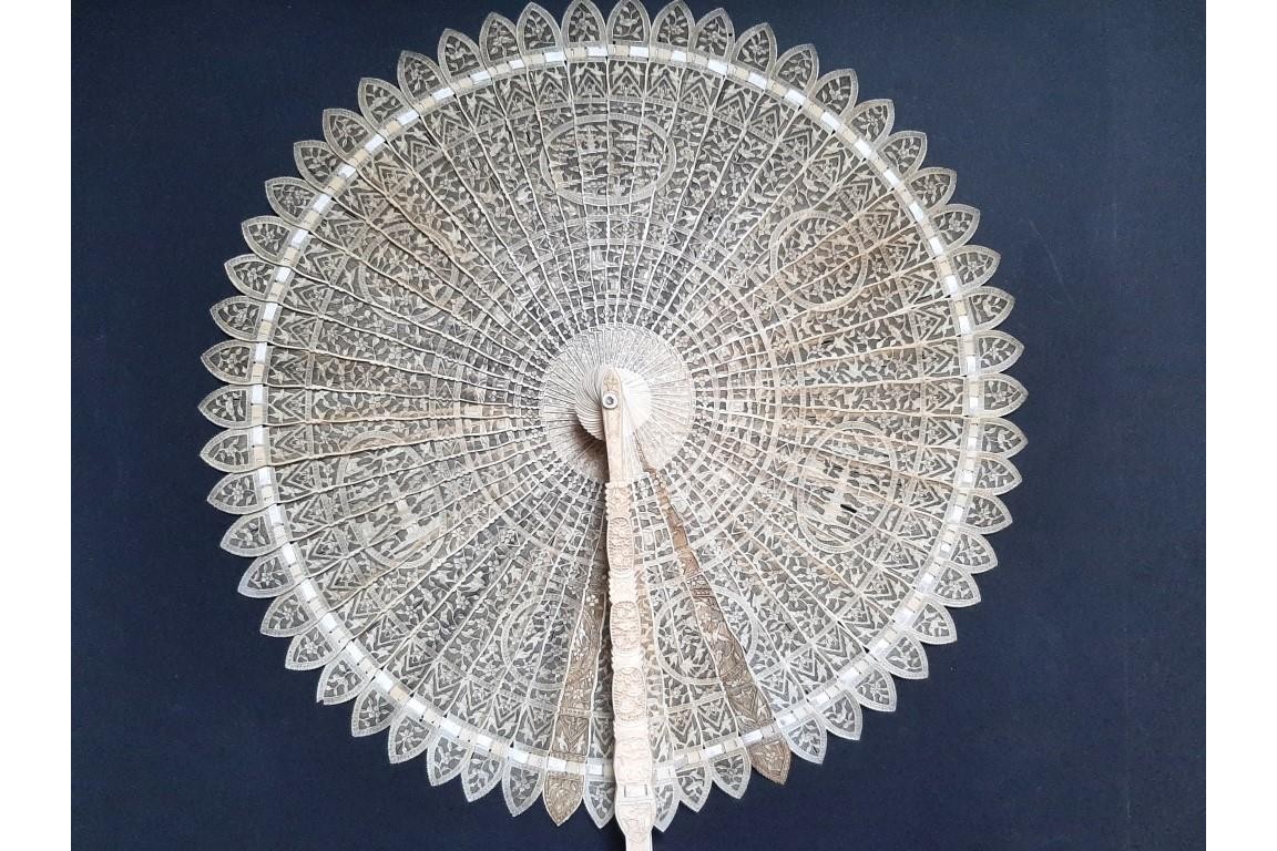 Master piece of China, cockade fan, circa 1790-1800