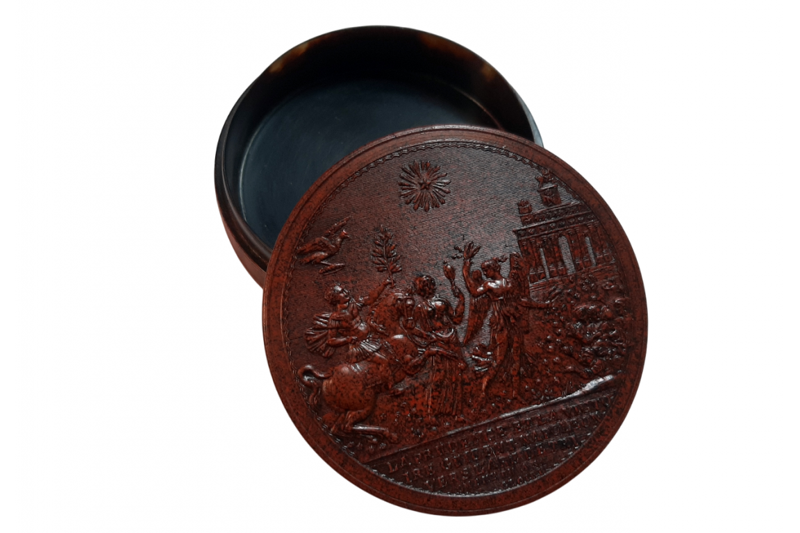 Prudence and Victory guiding Napoleon, First Empire snuffbox