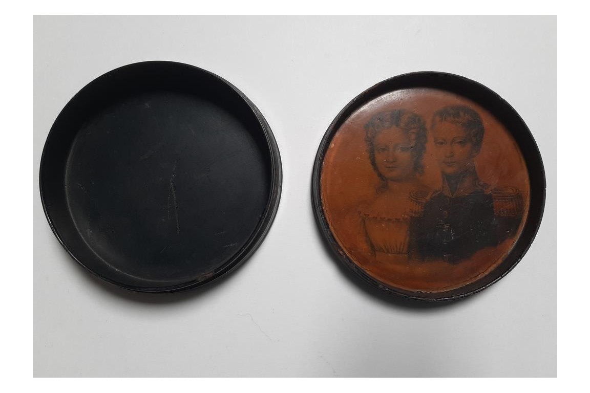 Brother and sister: Henri and Louise d'Artois. Snuffbox circa 1830-33