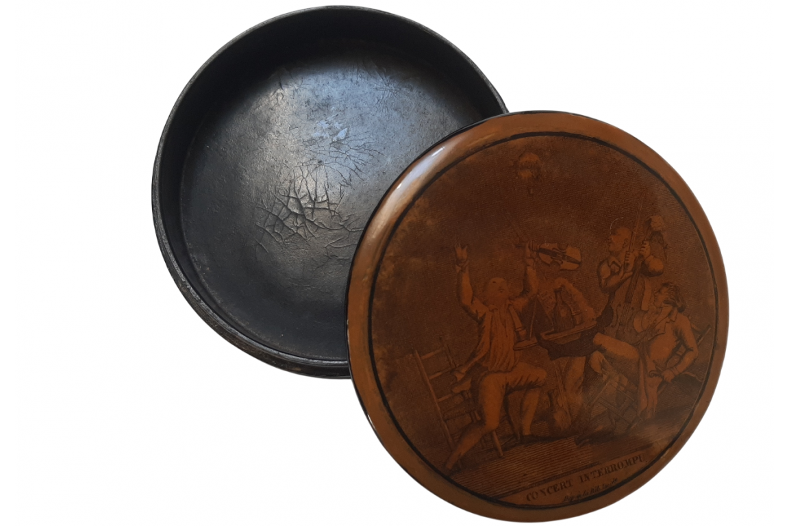 Concert interrupted... by a hot-air balloon. Snuffbox, early 19th century