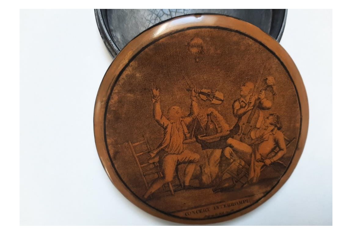 Concert interrupted... by a hot-air balloon. Snuffbox, early 19th century