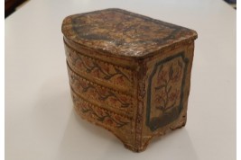 Petite commode. Boite XVIIIème. Italie ?