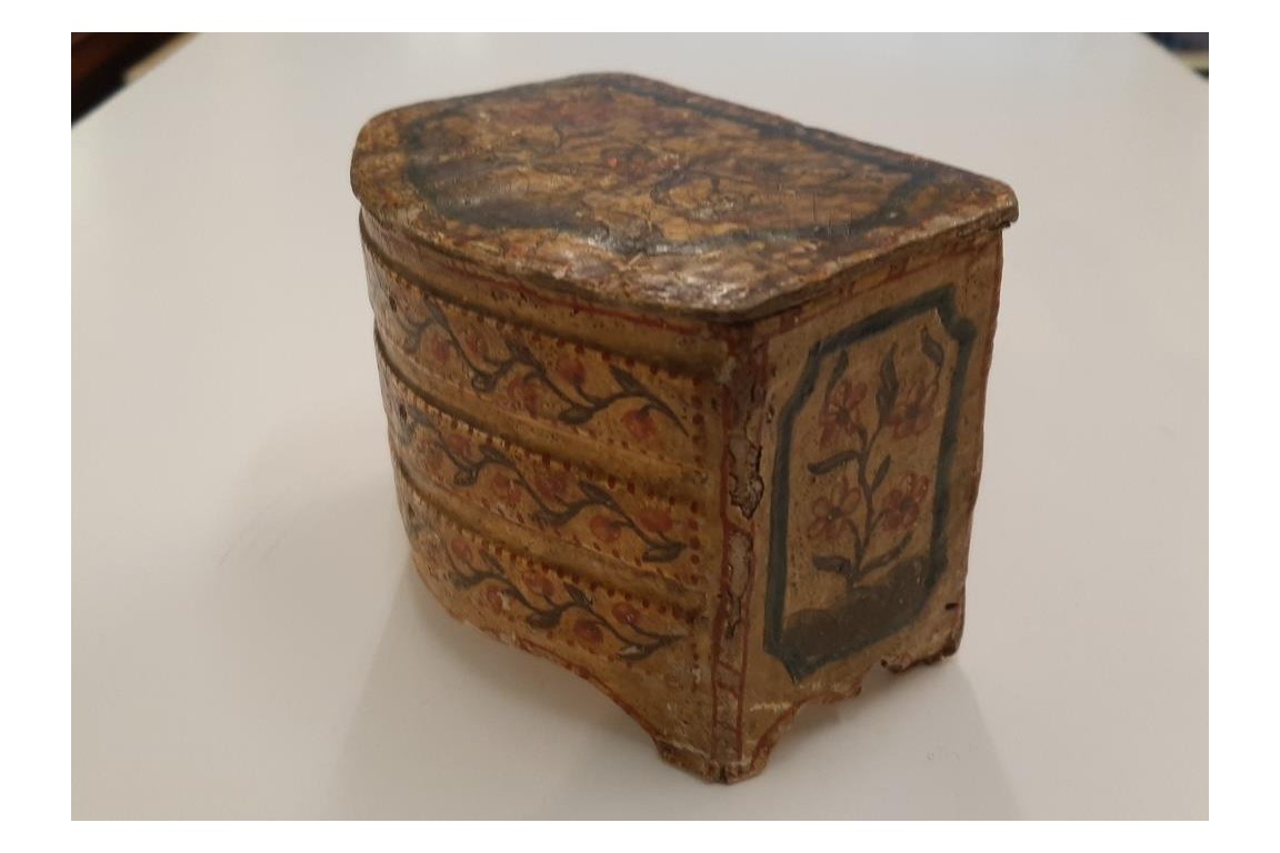 Petite commode. Boite XVIIIème. Italie ?