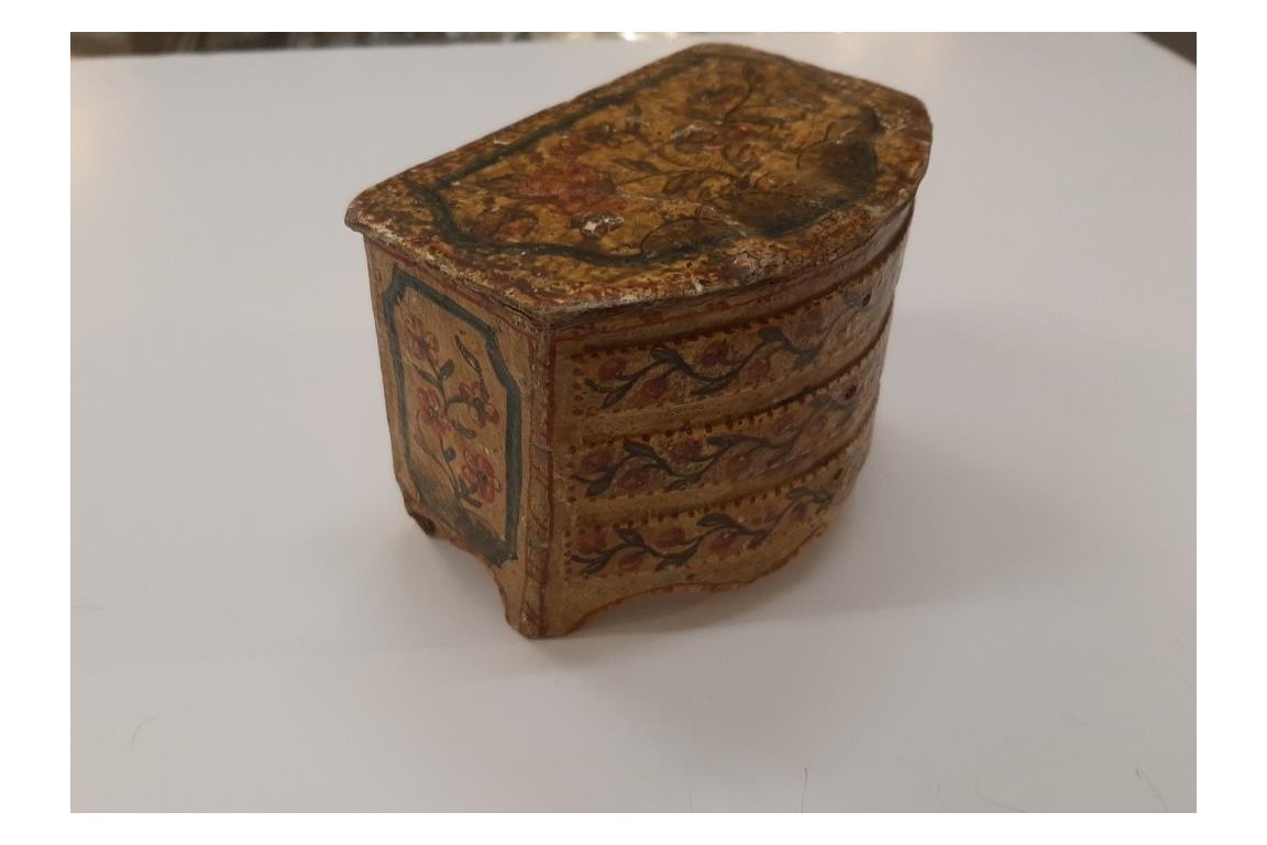 Petite commode. Boite XVIIIème. Italie ?