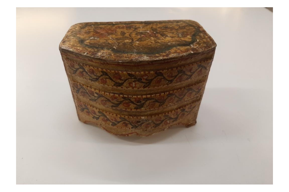 Petite commode. Boite XVIIIème. Italie ?