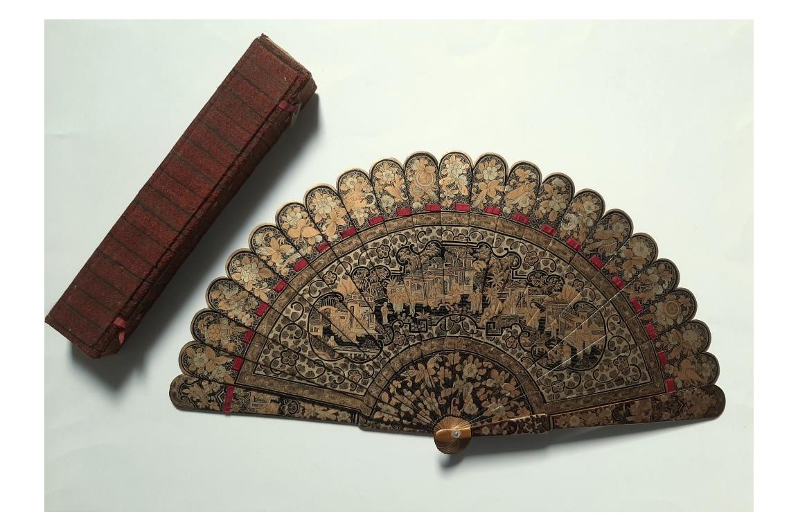 Lacquer and gold. Fan China, 19th century