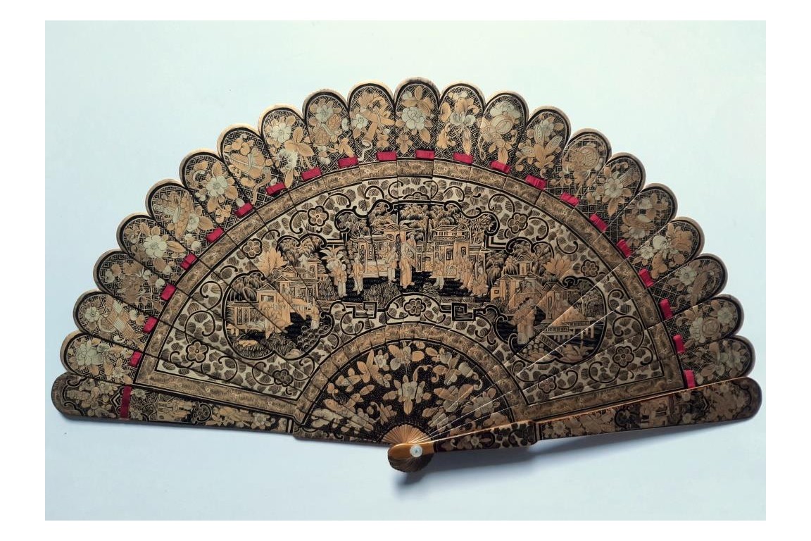 Lacquer and gold. Fan China, 19th century